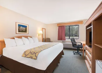 Baymont by Wyndham Hot Springs hotel thumbnail 4