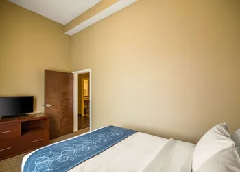 Comfort Suites Dodge City hotel thumbnail 7