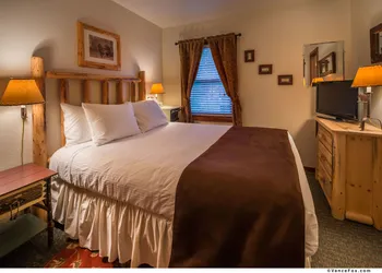 Franciscan Lakeside Lodge hotel thumbnail 3