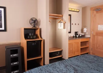 Canyon Lodge & Cabins - Inside the Park hotel thumbnail 7