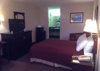 Days Inn by Wyndham Royston hotel thumbnail 3