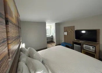 Days Inn by Wyndham Royston hotel thumbnail 6