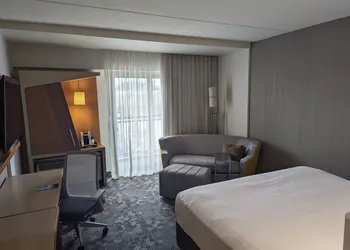 Courtyard by Marriott Holland Downtown hotel thumbnail 6