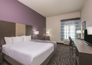 La Quinta Inn & Suites by Wyndham Enid hotel thumbnail 7