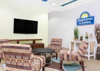 Days Inn & Suites by Wyndham Madisonville hotel thumbnail 3