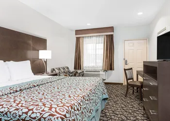 Days Inn & Suites by Wyndham Madisonville hotel thumbnail 8