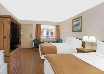 Courtyard Hotel & Event Center hotel thumbnail 8