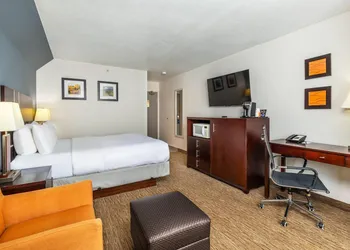 Comfort Inn And Suites hotel thumbnail 5