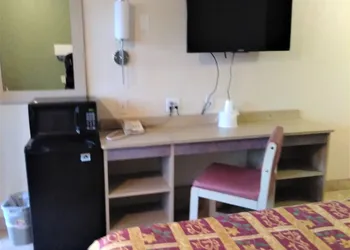 Red Carpet Inn Jeffersonville hotel thumbnail 3