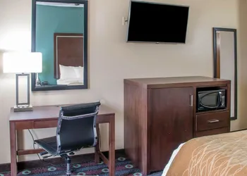 Comfort Inn & Suites hotel thumbnail 6