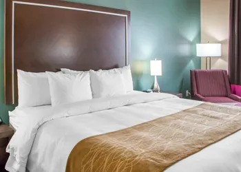 Comfort Inn & Suites hotel thumbnail 7