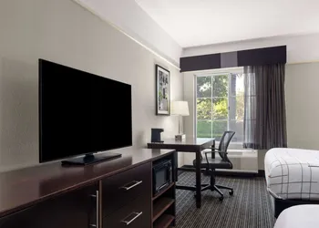 La Quinta Inn & Suites by Wyndham Santa Clarita - Valencia hotel thumbnail 4
