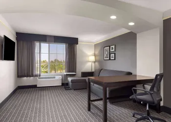 La Quinta Inn & Suites by Wyndham Santa Clarita - Valencia hotel thumbnail 6