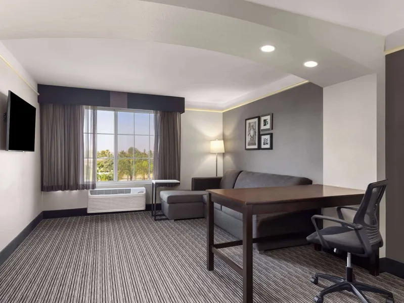 La Quinta Inn & Suites by Wyndham Santa Clarita - Valencia hotel detail image 6