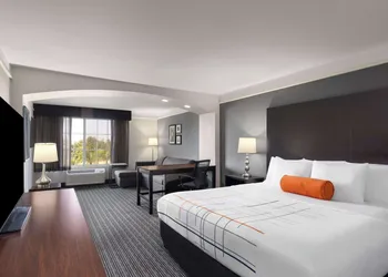 La Quinta Inn & Suites by Wyndham Santa Clarita - Valencia hotel thumbnail 7