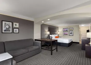 La Quinta Inn & Suites by Wyndham Santa Clarita - Valencia hotel thumbnail 8