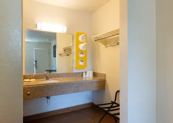 Motel 6 Camp Springs, DC - South Camp Springs hotel thumbnail 3