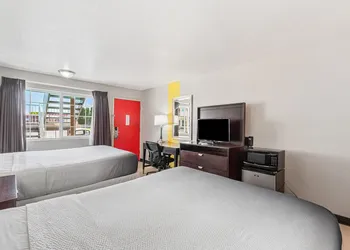 Super 8 by Wyndham Ontario hotel thumbnail 8