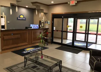Days Inn by Wyndham Baytown East hotel thumbnail 2