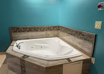Plymouth Bay Inn and Suites hotel thumbnail 4