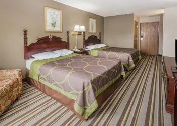 Super 8 by Wyndham Yorkville hotel thumbnail 3