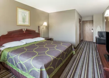 Super 8 by Wyndham Yorkville hotel thumbnail 4