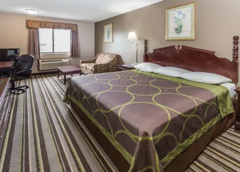 Super 8 by Wyndham Yorkville hotel thumbnail 6