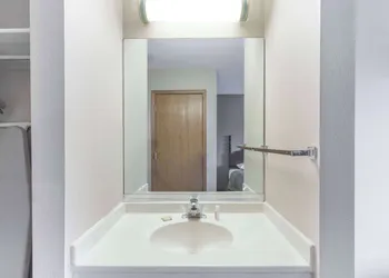 Super 8 by Wyndham Yorkville hotel thumbnail 8