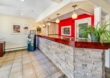 Econo Lodge Inn & Suites hotel thumbnail 2