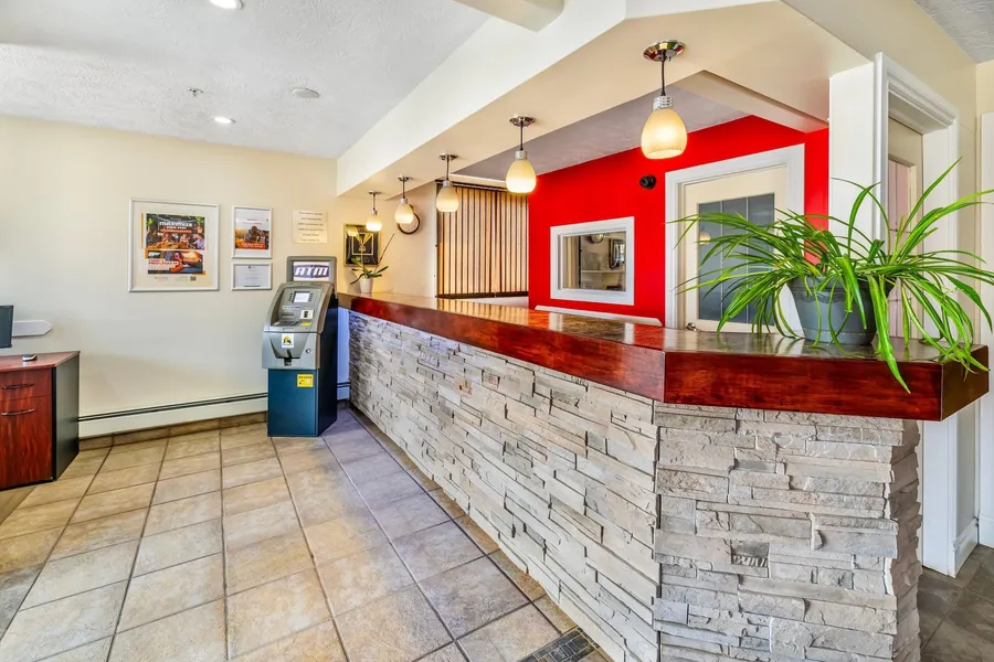 Econo Lodge Inn & Suites hotel detail image 2