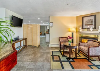 Econo Lodge Inn & Suites hotel thumbnail 3
