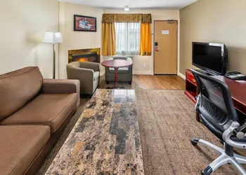 Econo Lodge Inn & Suites hotel thumbnail 5