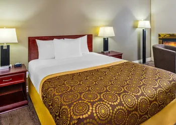 Econo Lodge Inn & Suites hotel thumbnail 6