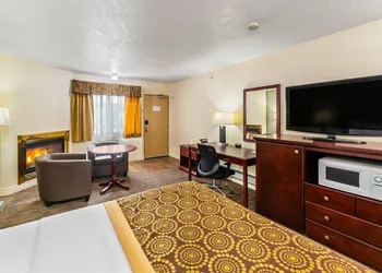 Econo Lodge Inn & Suites hotel thumbnail 7