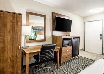 Clarion Pointe East Lansing University Area hotel thumbnail 7
