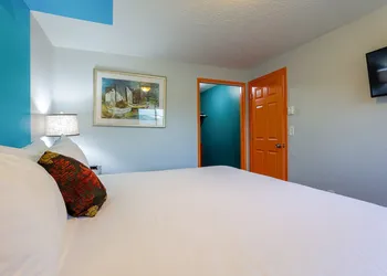 Coast River Inn by OYO Seaside hotel thumbnail 5