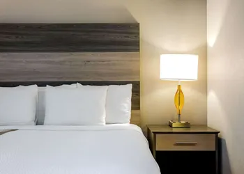 La Quinta Inn & Suites by Wyndham Andrews hotel thumbnail 4