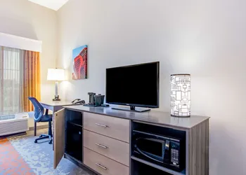 La Quinta Inn & Suites by Wyndham Andrews hotel thumbnail 8