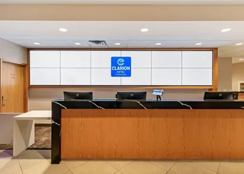 Clarion Lakeside Inn & Conference Centre hotel thumbnail 2