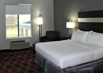 Holiday Inn Express & Suites Bonham by IHG hotel thumbnail 5
