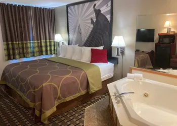 Super 8 by Wyndham Chisago City hotel thumbnail 6