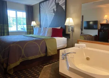 Super 8 by Wyndham Chisago City hotel thumbnail 8