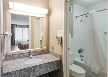 Quality Inn Roanoke Airport hotel thumbnail 8
