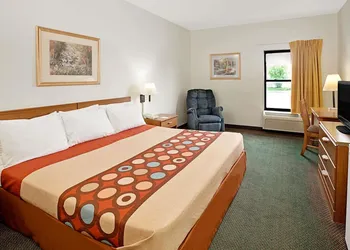 Super 8 by Wyndham Hampshire IL hotel thumbnail 4