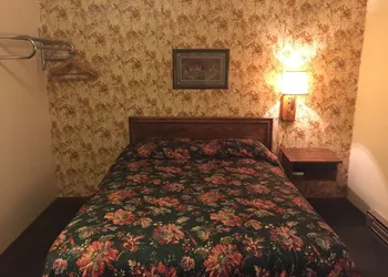 Burr Oak Motel hotel thumbnail 7