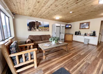 Beartooth Hideaway Inn and Cabins hotel thumbnail 2