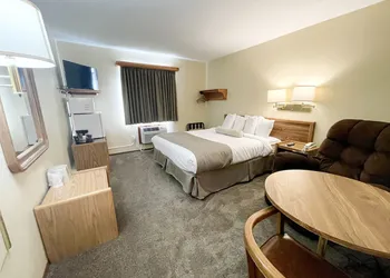 Beartooth Hideaway Inn and Cabins hotel thumbnail 6