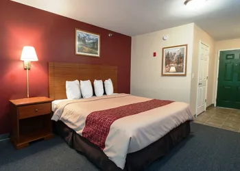 Red Roof Inn & Suites Dickinson hotel thumbnail 4