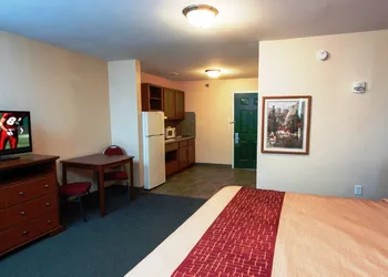 Red Roof Inn & Suites Dickinson hotel thumbnail 5