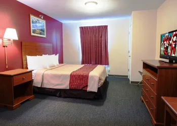 Red Roof Inn & Suites Dickinson hotel thumbnail 6